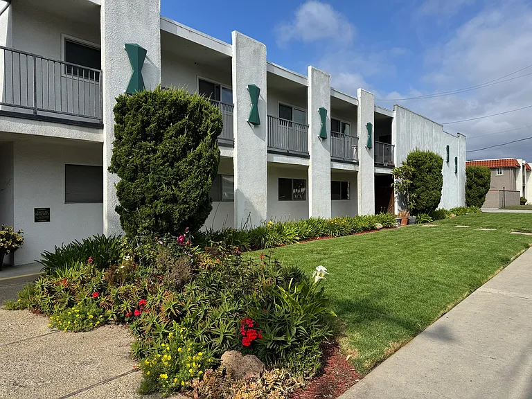 Calais Apartments — Photo 10