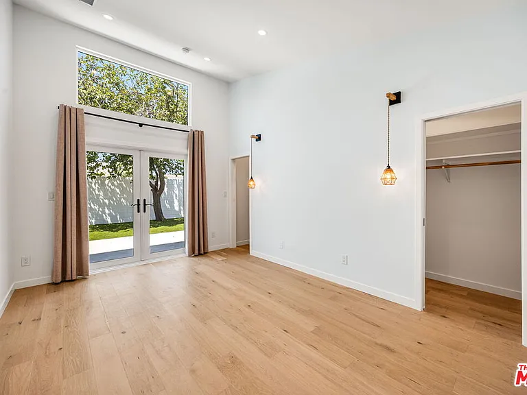 7933 Zelzah Ave — Photo 10
