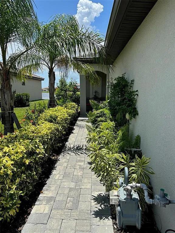 2 bed, 2.0 bath, 1557 sqft, $5,000 — Photo 2