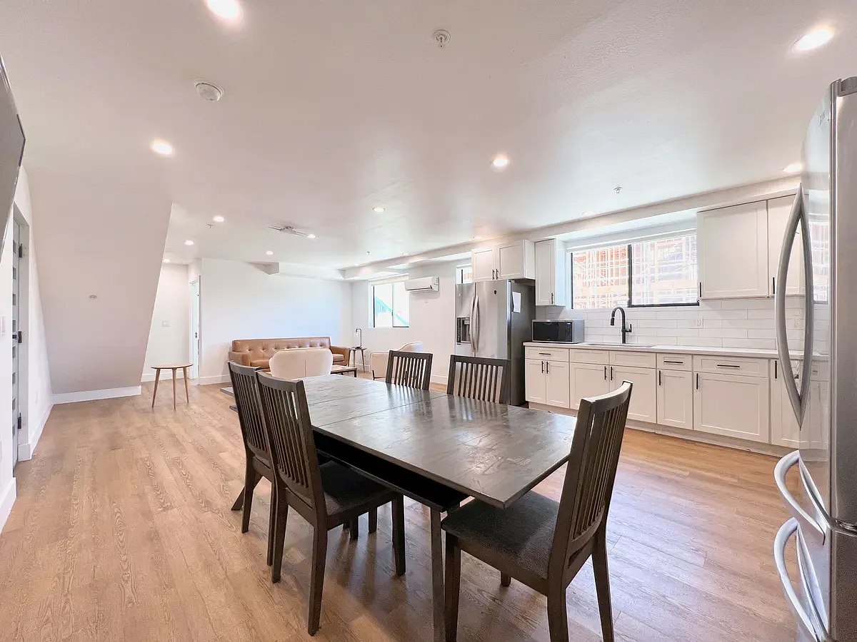 9 bed, 2332 sqft, $898 — Photo 4