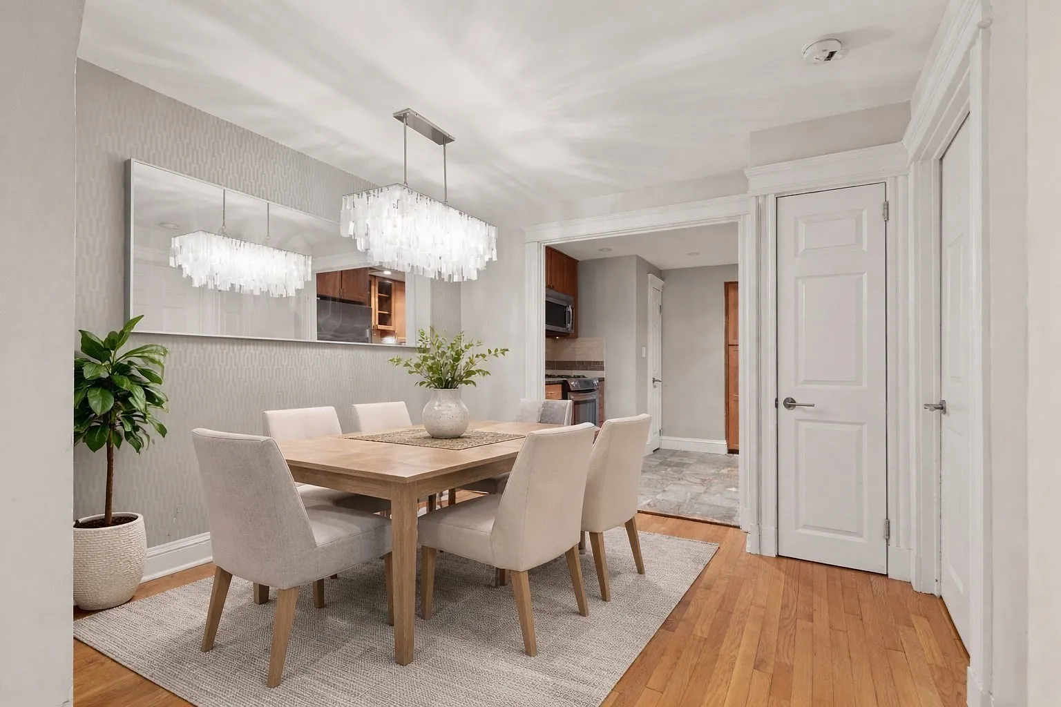 2 bed, 812 sqft, $4,100 — Photo 2