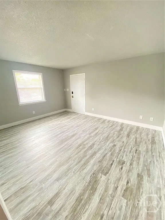2 bed, 1.0 bath, 1008 sqft, $1,300 — Photo 2