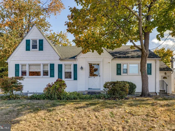 15 N Holly Ave, Maple Shade, NJ 08052