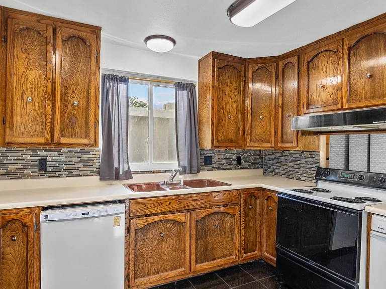 1327 W Ivesbrook St — Photo 10