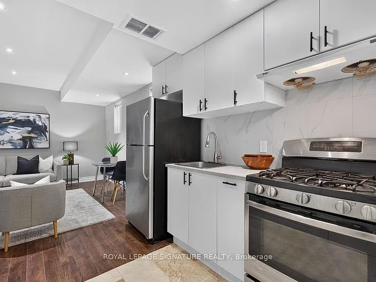 61B Bexhill Ave #LOWER — Photo 10