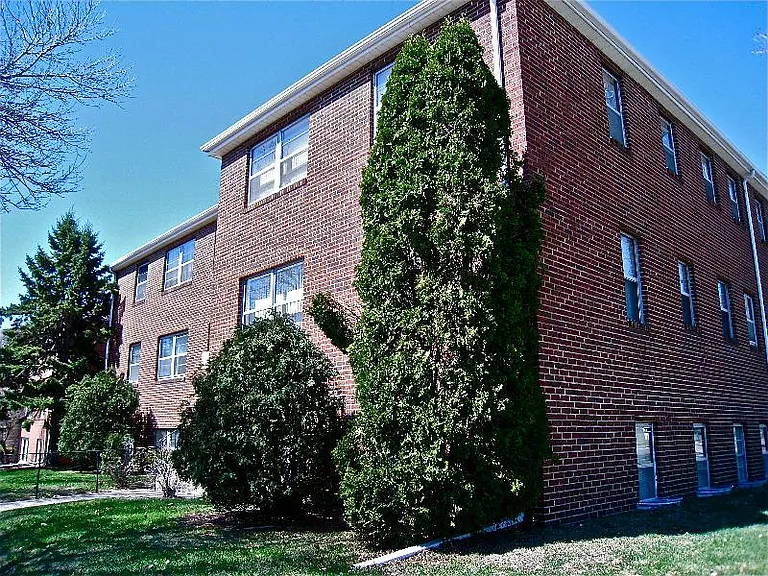 Ford Parkway Apartments — Photo 9