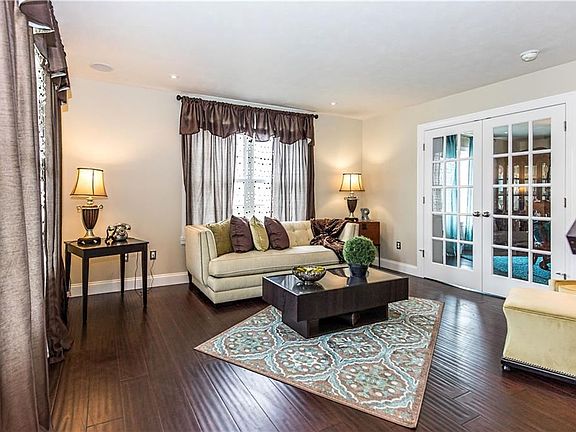 3rd image of 680 Heritage Dr