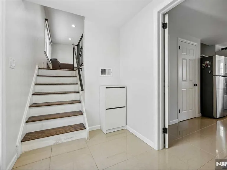 10 Julia St — Photo 4