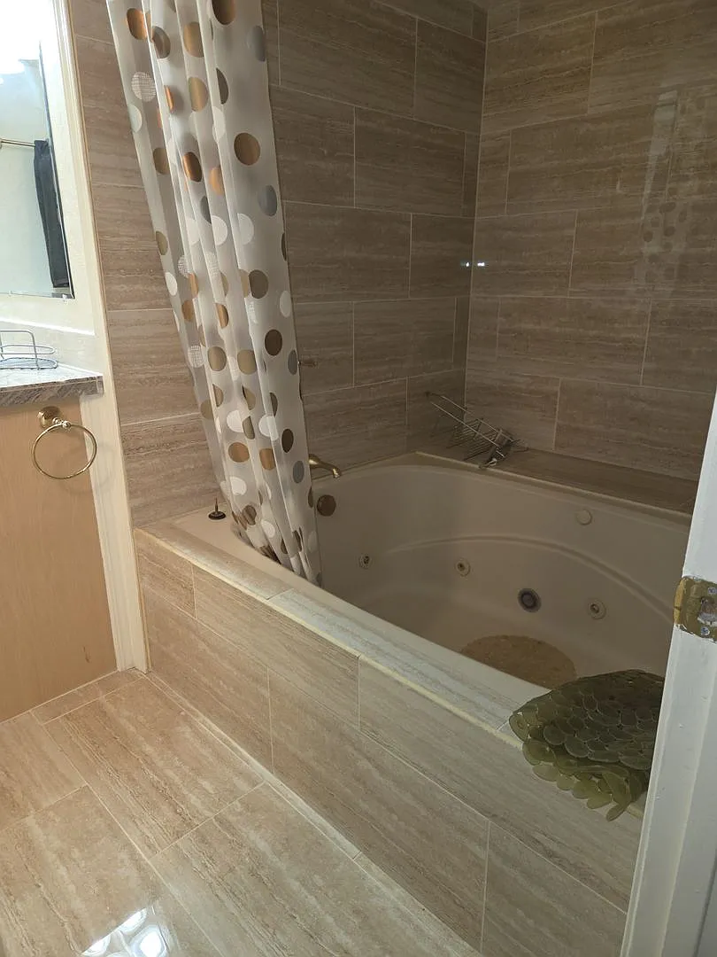 Fully furnished condo with pool — Photo 3