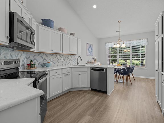 5th image of 1204 Loblolly Ln.