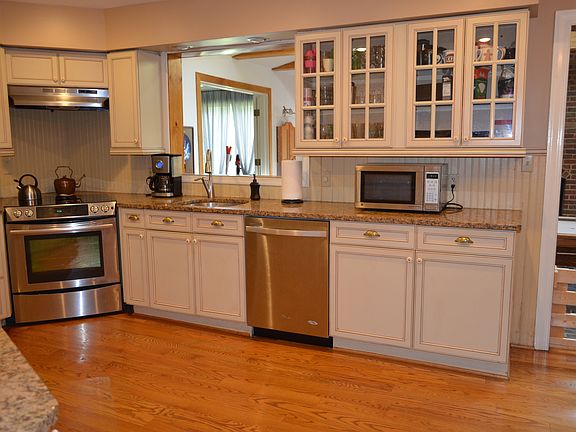 Kitchen w/granite and stainless appliances