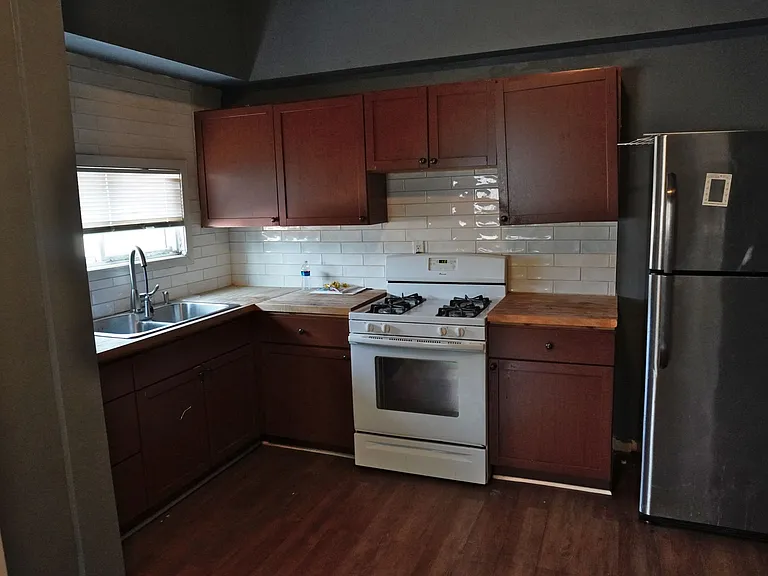 430 Case Ave E — Photo 4