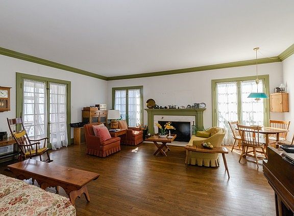 3rd image of 1555 Hawthorne Ln