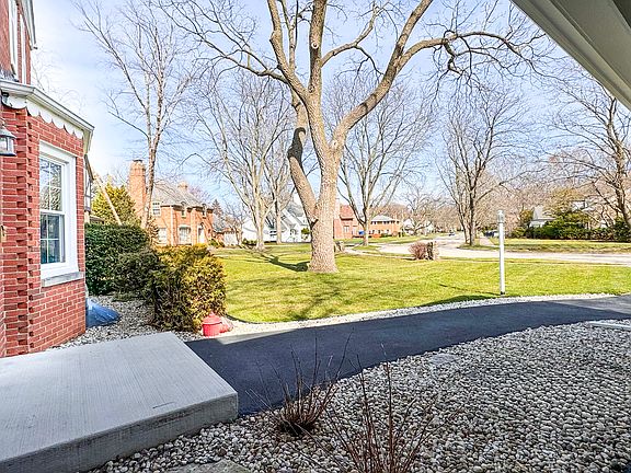 3rd image of 458 Glendenning Pl
