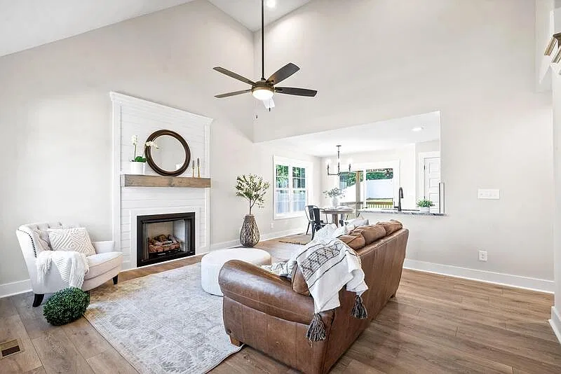 3 bed, 2.5 bath, 2200 sqft, $2,330 — Photo 2