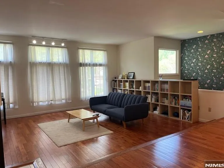 100 Lakeview Dr — Photo 6