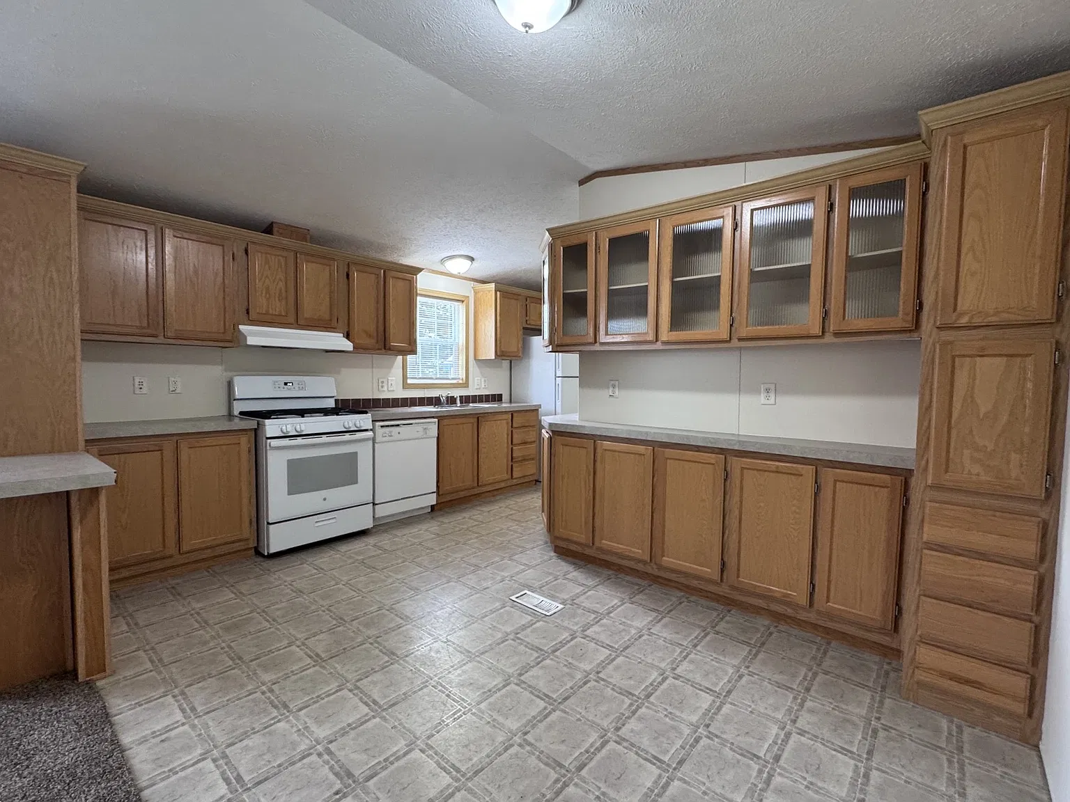 3 bed, 1216 sqft, $999 — Photo 2