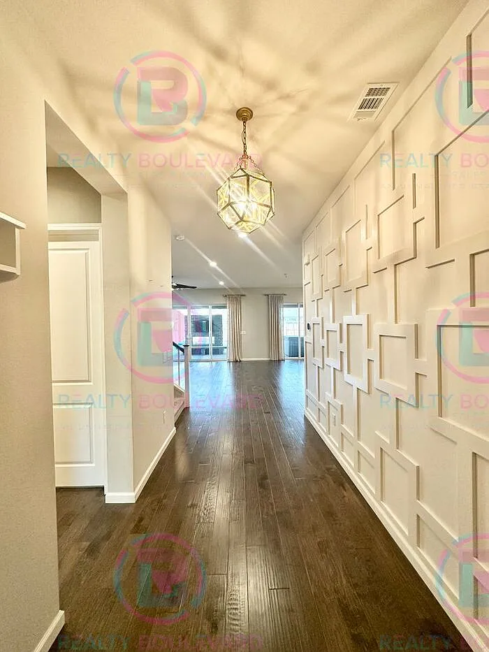 5 bed, 3.5 bath, 3973 sqft, $5,299 — Photo 2