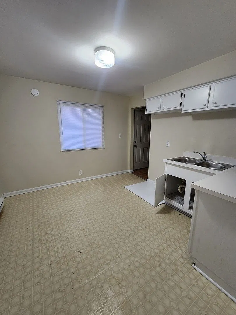Two Bedroom Duplex located on the Westside off West 10th St and Lynhurst Dr — Photo 4