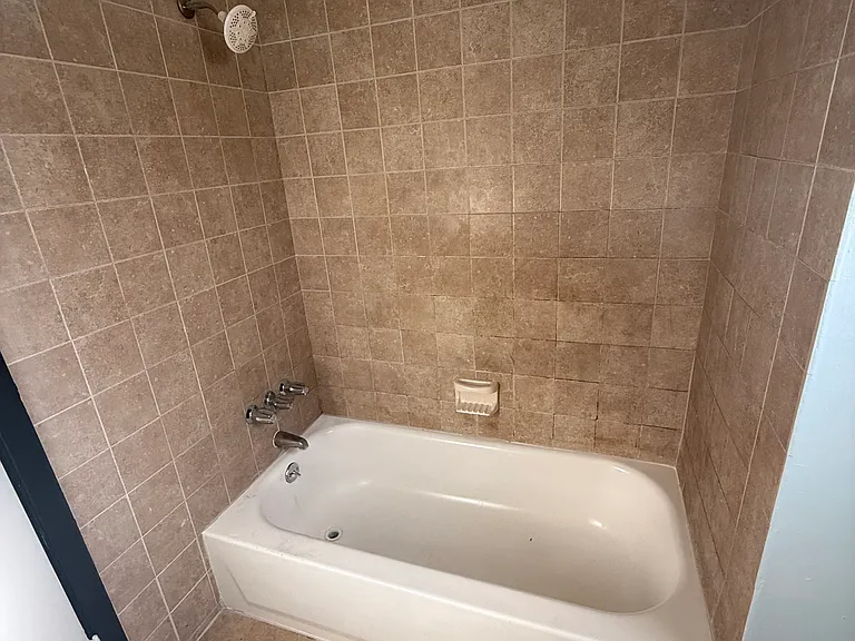 4565 Lexington Ave — Photo 15