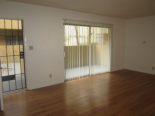 3rd image of 521 W Hyde Park Blvd APT 2