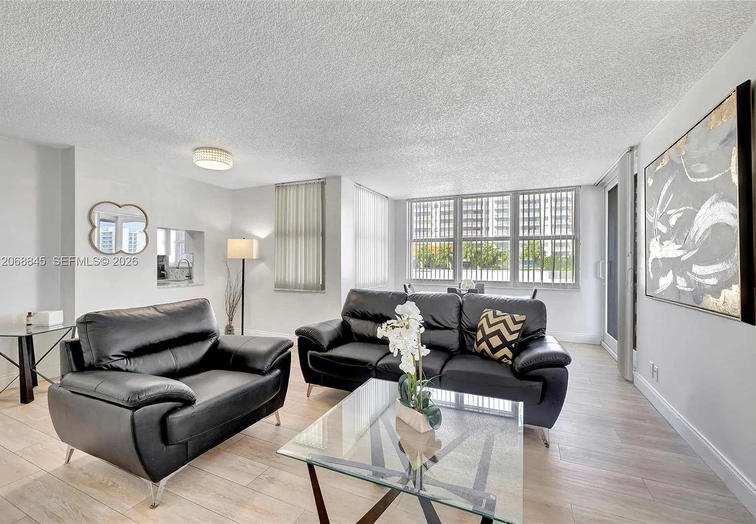 Berkley South Condo — Photo 2