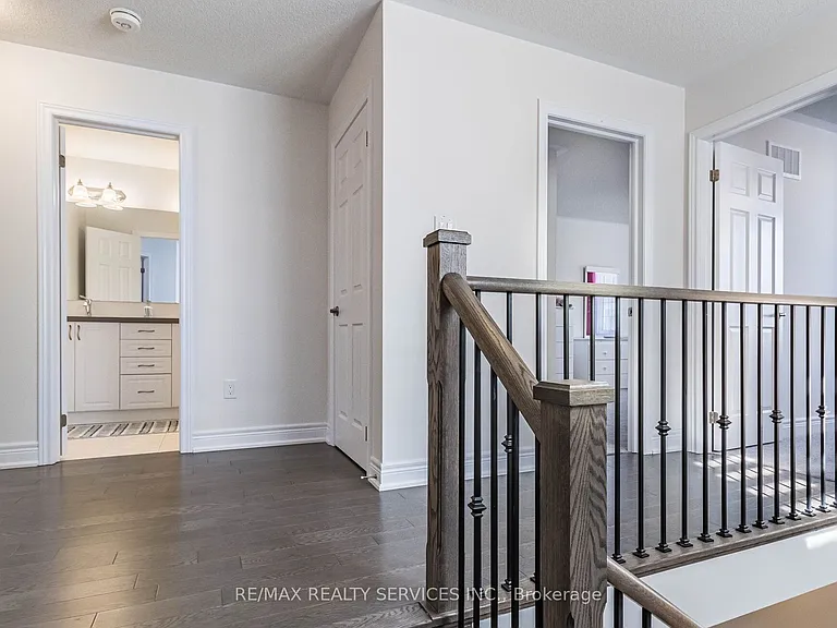 17 Overstone Rd E — Photo 8