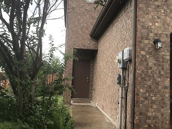 Very private entrance at end of Cul de Sac