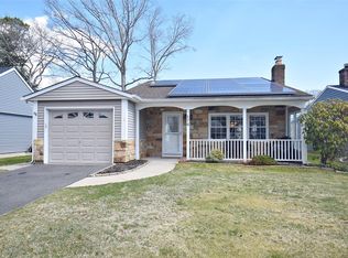 176 Canterbury Dr, Ridge, NY 11961