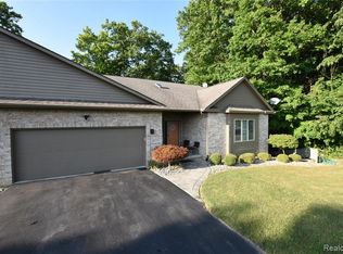 2186 Woodhill Dr, Flint, MI 48532