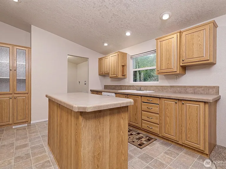 221 SE Fuchsia Ave — Photo 2
