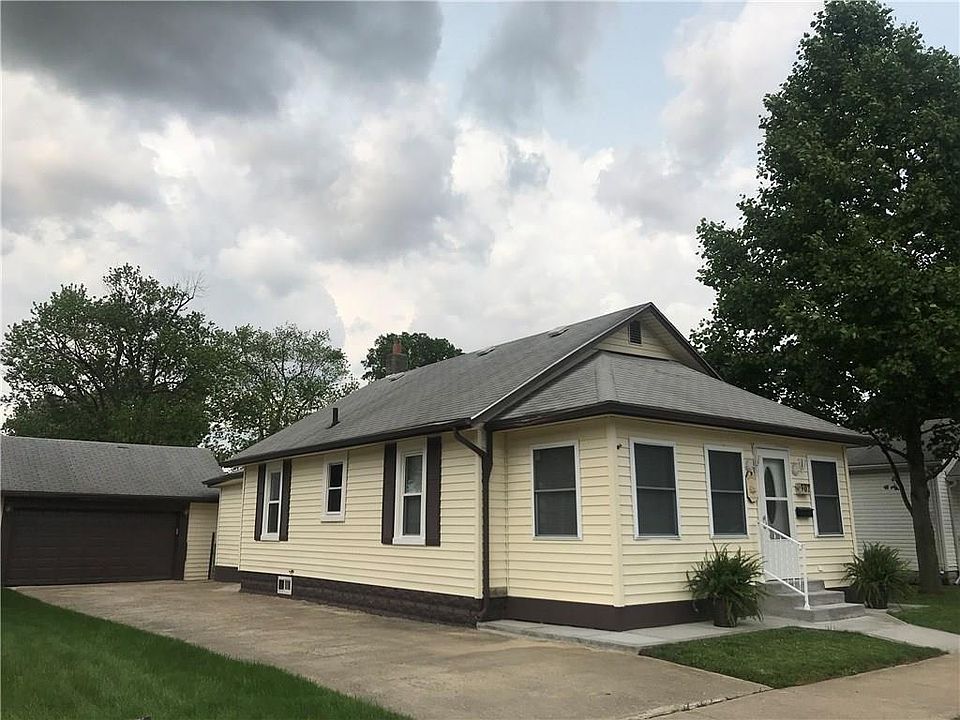 1st image of 907 W Race St