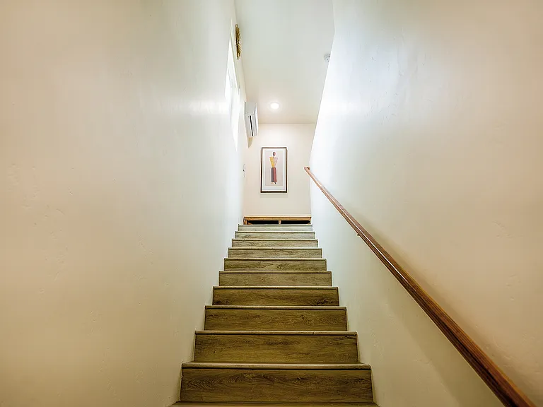 350.5 27th St. - Main Stairway Access