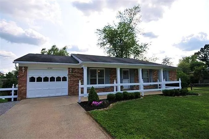 1060 Clubhouse Dr photo 1