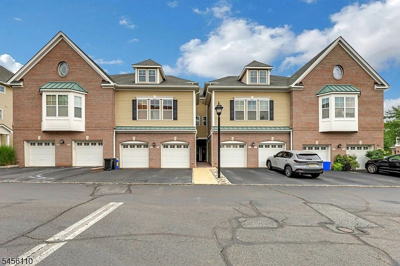1st image of 906 River Pl