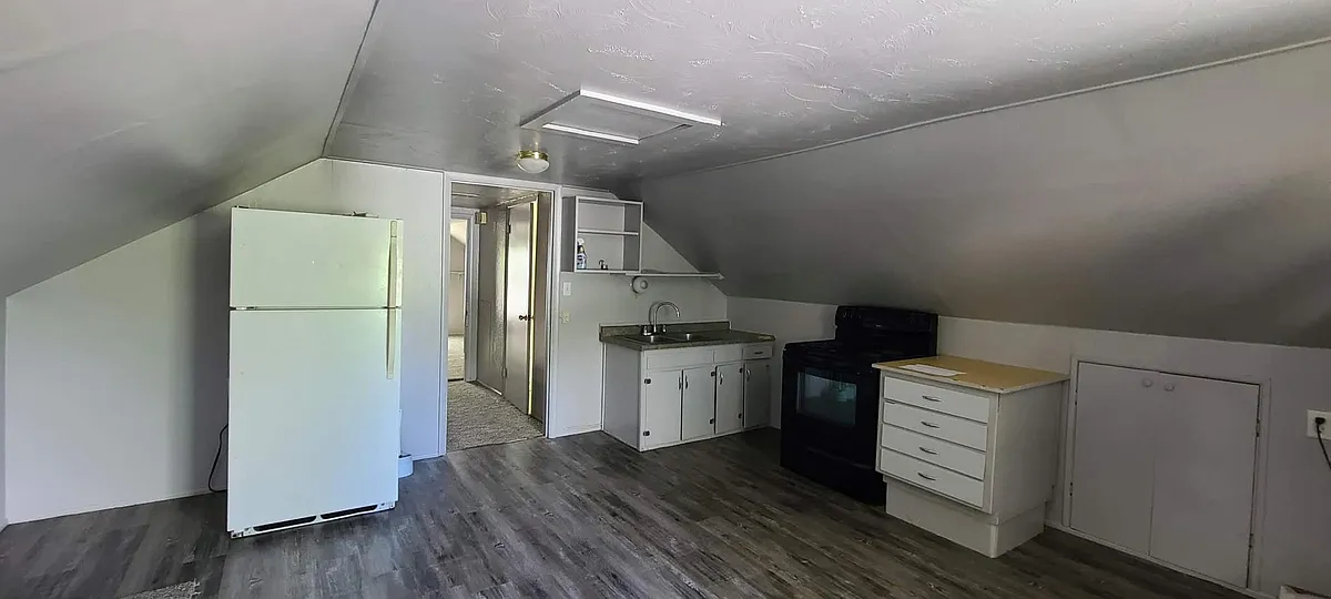 Building Photo - 701 W 7th St #3