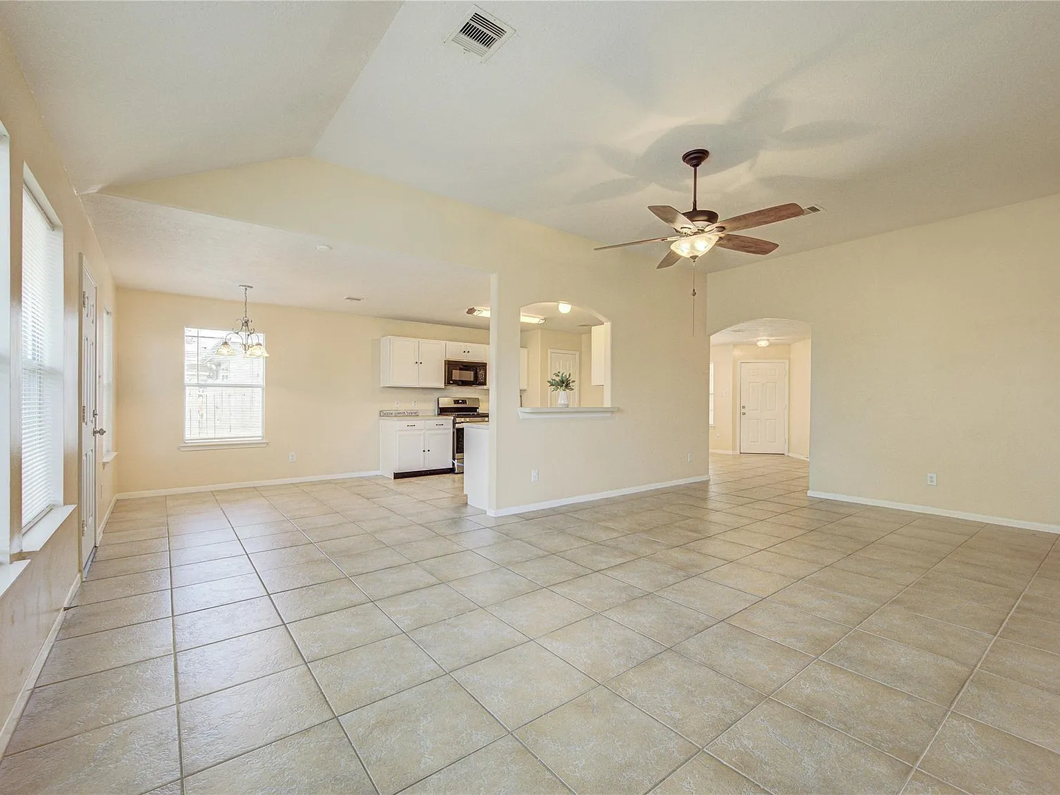 3 bed, 2.0 bath, 1541 sqft, $2,000 — Photo 4