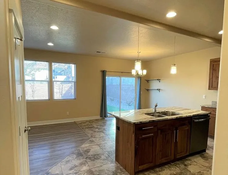 873 S 110 W — Photo 2