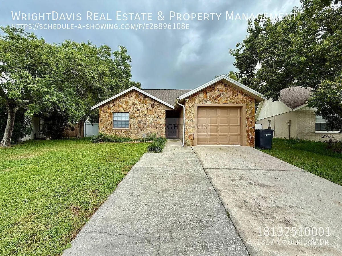 Spacious 3BR/2BA Brandon Home with a Screened Porch & Lake Access — Photo 2
