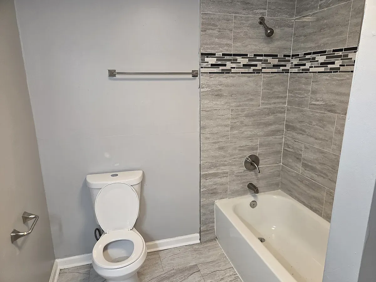 5 bed, 2369 sqft, $1,895 — Photo 4