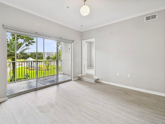 4th image of 9405 Crescent Loop Cir #6
