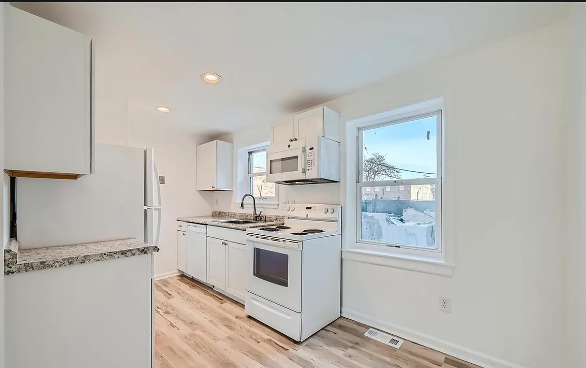 Building Photo - 21 S Carrollton Ave #1