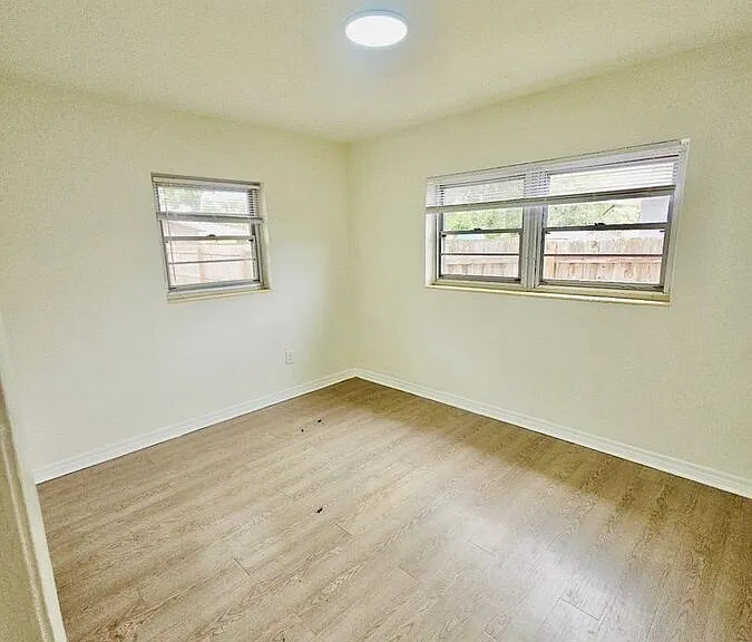 611 Avenue G SE — Photo 16