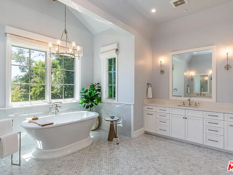 6671 Dume Dr — Photo 23