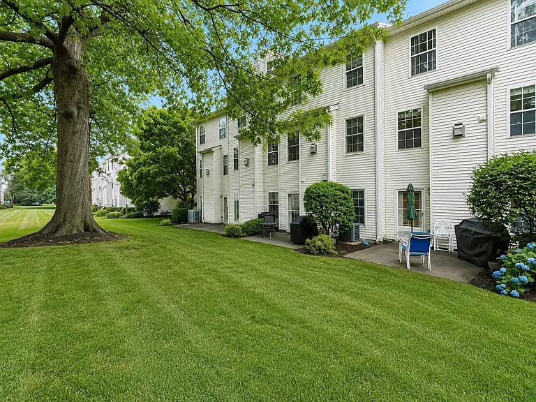 334 Wilshire Dr — Photo 13