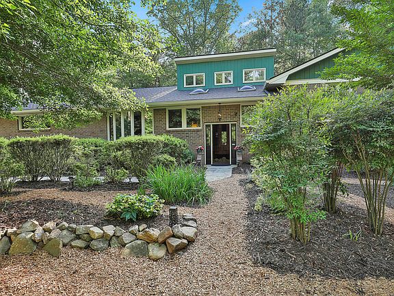 3rd image of 121 Tall Pine Dr