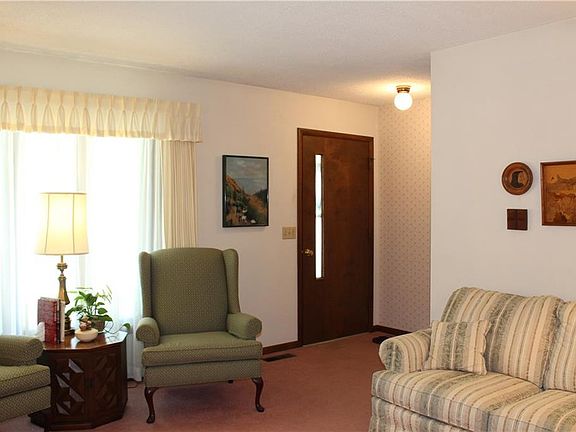 3rd image of 437 Greenacres Dr