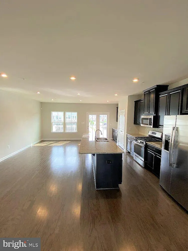 3 bed, 2.5 bath, 2030 sqft, $3,250 — Photo 4