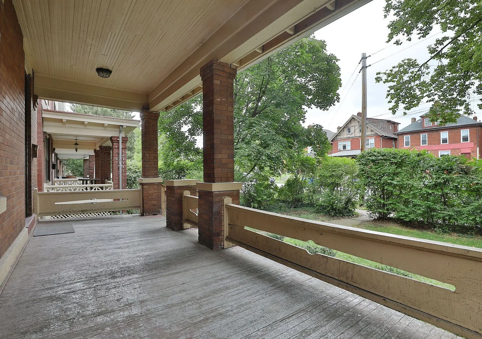 Great Central Location 5 Bedroom House - Virtual Showings Available — Photo 2