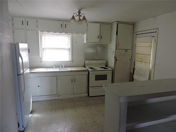 3rd image of 812 E Scott St